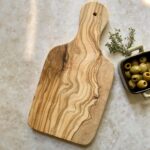 Frühstücksbrett mit Griff aus Olivenholz