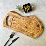 Steakbrett mit Saftrille und Griff aus Olivenholz