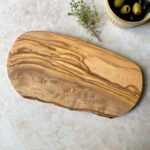 Vesperbrett/ Frühstücksbrett mit rustikaler Kante aus Olivenholz